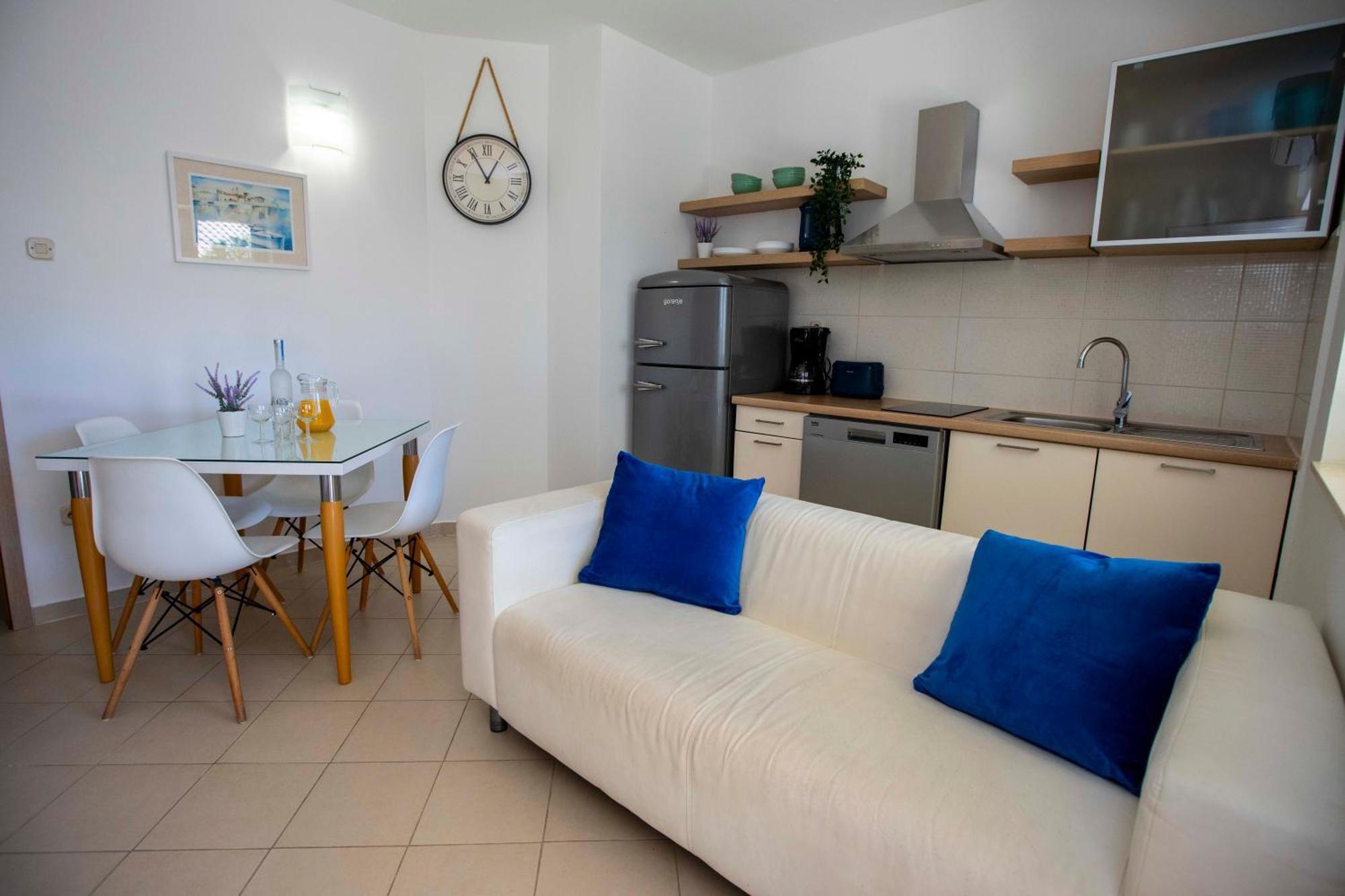 Apartment Laura โตรกีร์ ภายนอก รูปภาพ